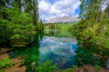Karersee 'deki cennet manzarası (Lago di Carezza Gölü, Carezza Gölü) İtalya' nın Latemar Dağı 'ndaki Dolomites şehrinde, Bolzano Dağı' nda. Mavi ve kristal su. Avrupa 'nın seyahat hedefi.