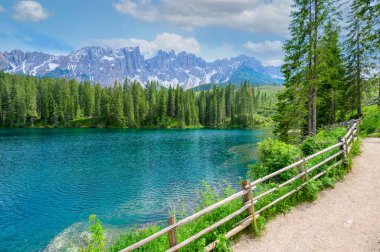 Karersee 'deki cennet manzarası (Lago di Carezza Gölü, Carezza Gölü) İtalya' nın Latemar Dağı 'ndaki Dolomites şehrinde, Bolzano Dağı' nda. Mavi ve kristal su. Avrupa 'nın seyahat hedefi.