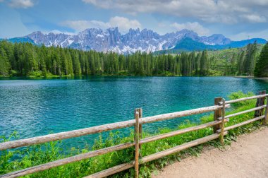 Karersee 'deki cennet manzarası (Lago di Carezza Gölü, Carezza Gölü) İtalya' nın Latemar Dağı 'ndaki Dolomites şehrinde, Bolzano Dağı' nda. Mavi ve kristal su. Avrupa 'nın seyahat hedefi.