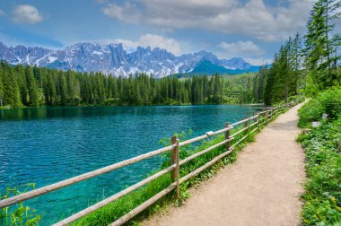 Karersee 'deki cennet manzarası (Lago di Carezza Gölü, Carezza Gölü) İtalya' nın Latemar Dağı 'ndaki Dolomites şehrinde, Bolzano Dağı' nda. Mavi ve kristal su. Avrupa 'nın seyahat hedefi.