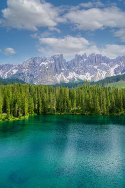 Karersee 'deki cennet manzarası (Lago di Carezza Gölü, Carezza Gölü) İtalya' nın Latemar Dağı 'ndaki Dolomites şehrinde, Bolzano Dağı' nda. Mavi ve kristal su. Avrupa 'nın seyahat hedefi.