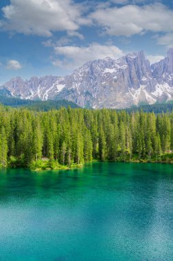 Karersee 'deki cennet manzarası (Lago di Carezza Gölü, Carezza Gölü) İtalya' nın Latemar Dağı 'ndaki Dolomites şehrinde, Bolzano Dağı' nda. Mavi ve kristal su. Avrupa 'nın seyahat hedefi.