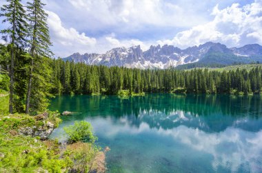 Karersee 'deki cennet manzarası (Lago di Carezza Gölü, Carezza Gölü) İtalya' nın Latemar Dağı 'ndaki Dolomites şehrinde, Bolzano Dağı' nda. Mavi ve kristal su. Avrupa 'nın seyahat hedefi.