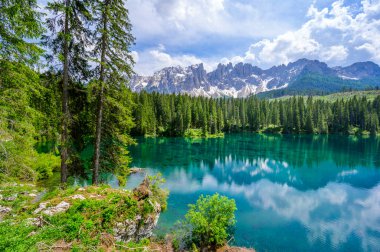 Karersee 'deki cennet manzarası (Lago di Carezza Gölü, Carezza Gölü) İtalya' nın Latemar Dağı 'ndaki Dolomites şehrinde, Bolzano Dağı' nda. Mavi ve kristal su. Avrupa 'nın seyahat hedefi.