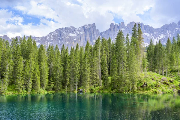 意大利Dolomites的Karersee Lago Carezza Carezza Lake 位于南蒂罗尔博尔扎诺省Latemar山的天堂风景 蓝色和水晶水 欧洲旅行目的地 — 图库照片