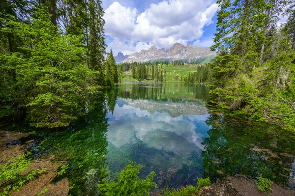 Karersee 'deki cennet manzarası (Lago di Carezza Gölü, Carezza Gölü) İtalya' nın Latemar Dağı 'ndaki Dolomites şehrinde, Bolzano Dağı' nda. Mavi ve kristal su. Avrupa 'nın seyahat hedefi.