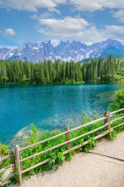 Karersee 'deki cennet manzarası (Lago di Carezza Gölü, Carezza Gölü) İtalya' nın Latemar Dağı 'ndaki Dolomites şehrinde, Bolzano Dağı' nda. Mavi ve kristal su. Avrupa 'nın seyahat hedefi.