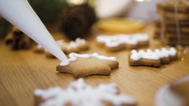 Σεφ Διακοσμεί Χριστουγεννιάτικα Μπισκότα Κρέμα Close — Αρχείο Βίντεο