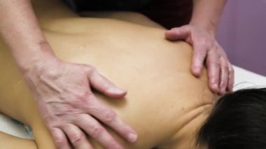 Masör sırt masajı yapıyor, masaj salonu 4K