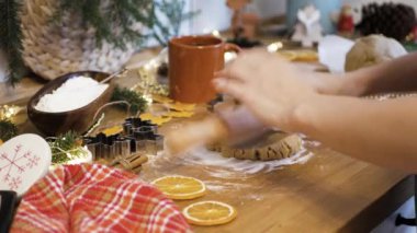 Şef mutfakta bir raptiyeyle Hamuru yuvarlıyor.