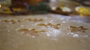 Un hamurun üzerine dökülür.