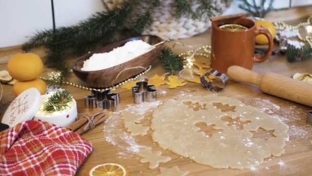 Tészta Amelyből Karácsonyi Sütiket Vágják — Stock videók