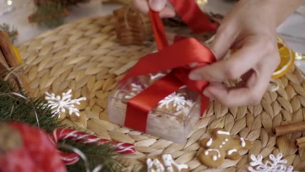 女性の手パック新年のクッキー 新年の贈り物 新年の装飾 — ストック動画