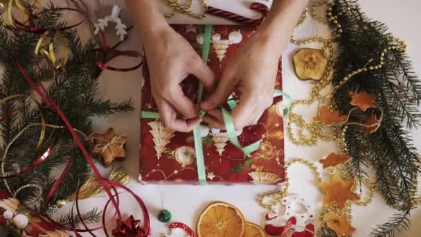 Dívka Obal Krásný Nový Rok Dárek Vánoční Dekorace — Stock video