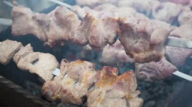 Aşçı eti ızgarada çeviriyor, insan yok 4K
