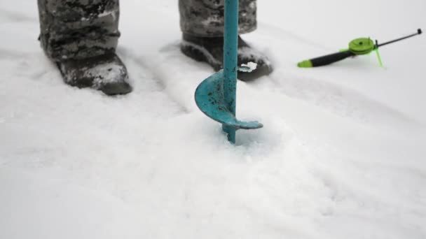 渔夫用冰斧做了一个冰孔 冰上钓鱼4K — 图库视频影像
