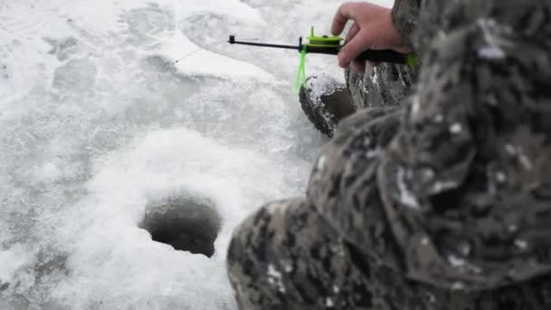 Homme Pêche Dans Trou Glace Pêche Sur Glace Canne Pêche — Video