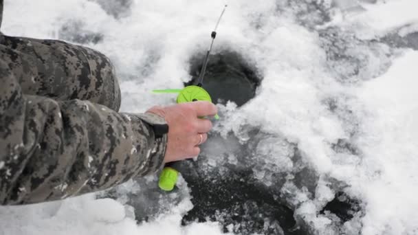 Pesca Invernale Pescatore Sta Pescando Buco Ghiaccio Mani Una Canna — Video Stock
