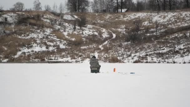 Pesca Pescador Pesca Invierno Estanque Congelado Plan General — Vídeos de Stock