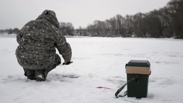 Man Vissen Een Bevroren Meer Winter Winter Vissen — Stockvideo