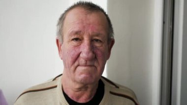 Yaşlı adam kameraya bakıyor, 4K portresi.