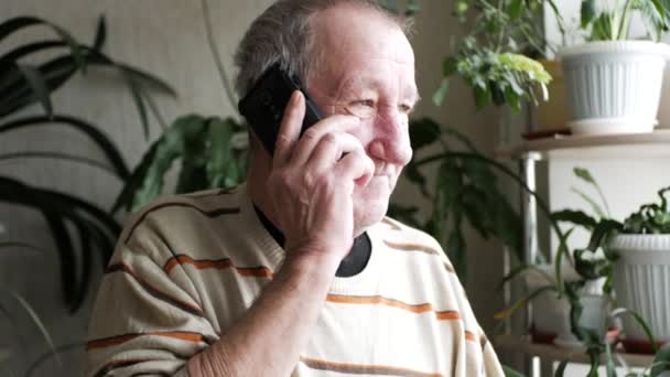 Orang Tua Kesepian Berbicara Telepon Rumah — Stok Video