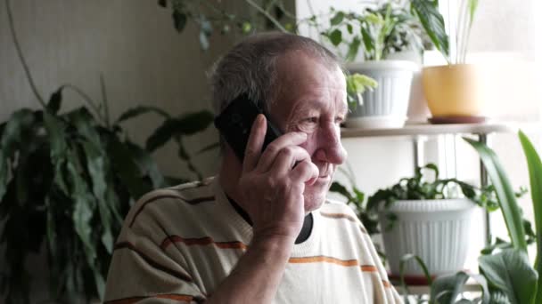 Старий Говорить Телефону Будинку Кімнаті — стокове відео