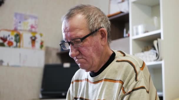 Ηλικιωμένος Άνδρας Κοιτάζοντας Κάτω Διαβάζοντας Ένα Βιβλίο Αυτο Απομόνωση Στο — Αρχείο Βίντεο