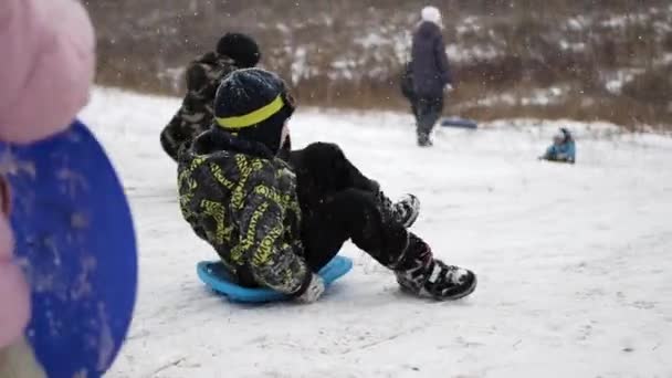 孩子们骑在雪地上 许多孩子 冬天4K — 图库视频影像