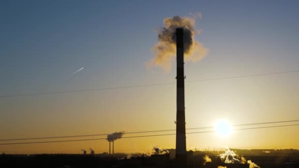 Chimenea Una Fábrica Emite Humo Contra Telón Fondo Hermoso Amanecer — Vídeo de stock