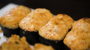 Bir tabakta iştah açıcı rulo, yakın çekim, 4K 