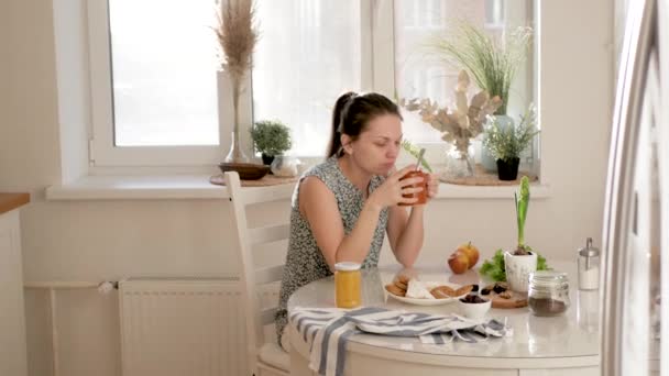 Junge Frau Trinkt Aus Einem Becher Frühstück Sonnige Küche Einer — Stockvideo