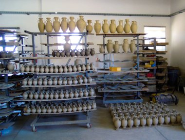 Kil sürahisi, çömlek rafı, çömlek atölyesi, gün boyunca depo.