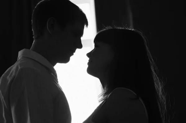 男人和女孩互相望着对方 恋爱中的夫妻 窗前的黑白相间的轮廓 — 图库照片