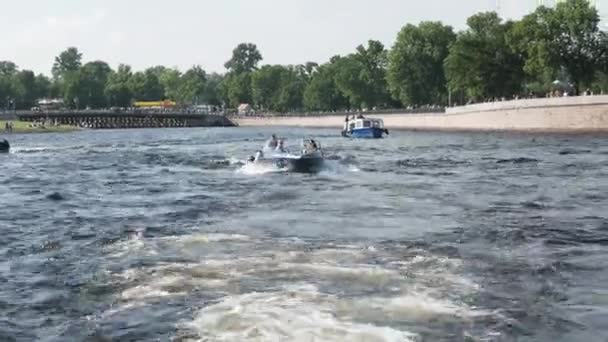 Barco Con Gente Flota Río Ciudad Día Soleado — Vídeo de stock