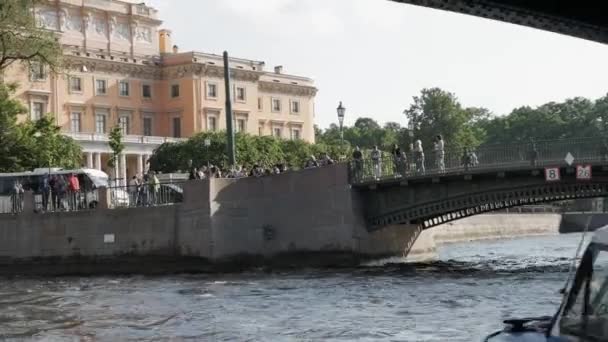 Een Plezierboot Vaart Onder Brug Door Uitzicht Vanaf Het Water — Stockvideo