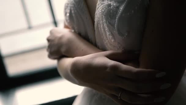 Een Bruid Een Witte Jurk Staat Bij Het Raam Armen — Stockvideo