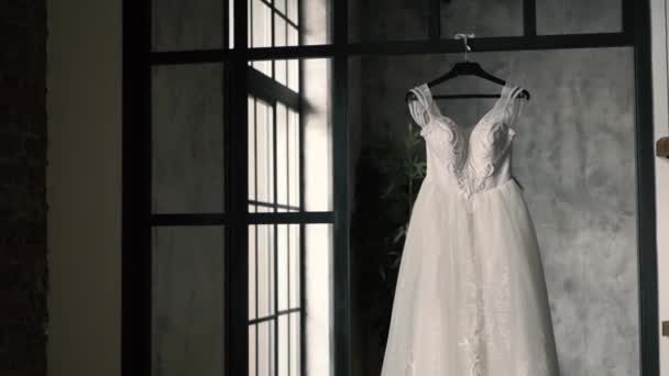 Robe Mariée Blanche Suspendue Dans Appartement Jour Personne — Video