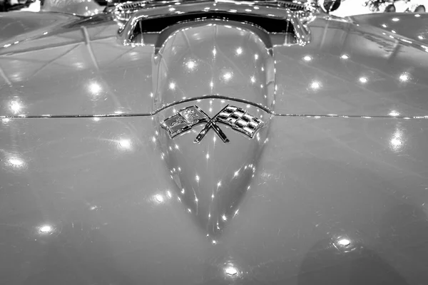 Detalhe e emblema do carro esportivo Chevrolet Corvette C2 "Sting Ray", 1965 — Fotografia de Stock