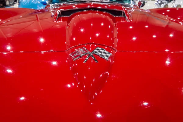 Detalj och emblem av sportbilen Chevrolet Corvette C2 "Sting Ray", 1965 — Stockfoto