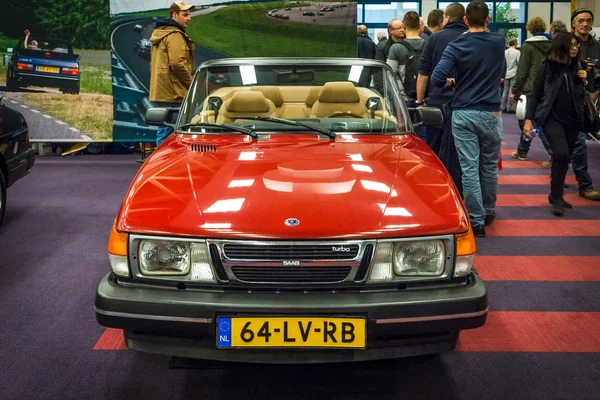 Entry-level luxury car Saab 900 Turbo convertible — ストック写真