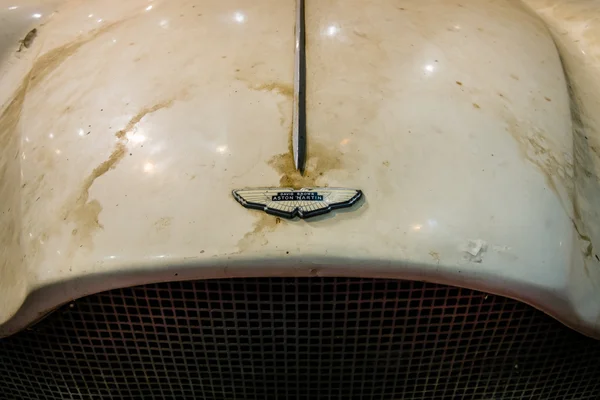 Detalhe de um capuz enferrujado e carro esporte logotipo Aston Martin DB Mark III . — Fotografia de Stock