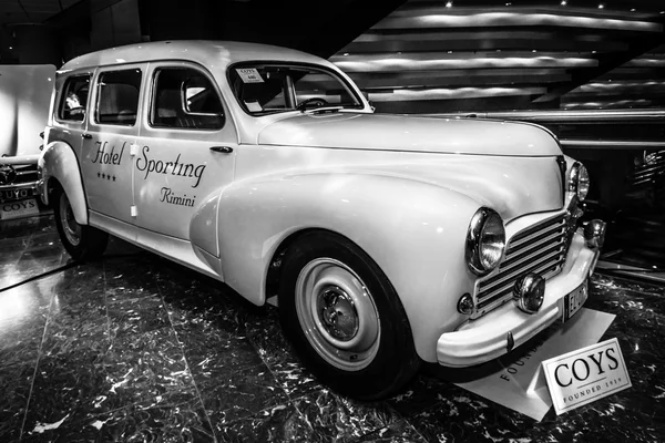 Coche familiar grande Peugeot 203 Break "Hotel Sporting Taxi", 1951 — Foto de Stock