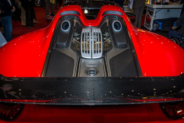 The engine compartment of a supercar Porsche 918 Spyder — Stock Photo, Image