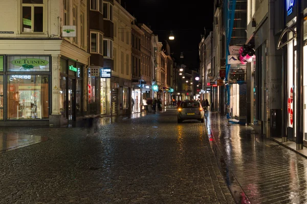 Straat in de avond lichten in het historische centrum — Stockfoto