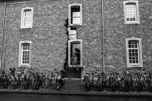 Oude straten in het historische centrum. Gedeeltelijk geruïneerde gevel. — Stockfoto