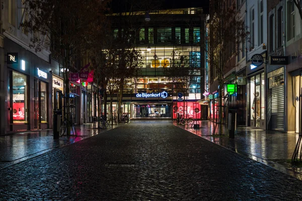 Ulica wieczorem świateł w zabytkowym centrum — Zdjęcie stockowe