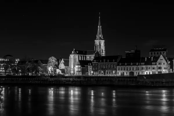 City in the night. Maas River in the foreground — Stock Photo, Image