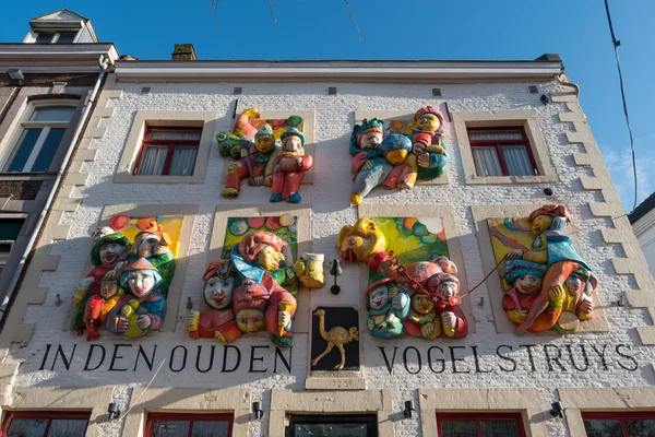 Vacker fasad av huset i den historiska stadskärnan. — Stockfoto