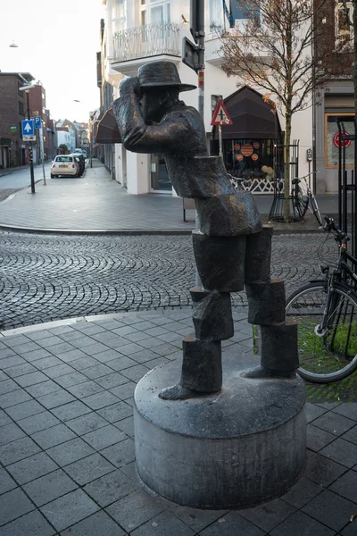 Скульптура "De Wiekeneer" Франса Карлье почти Hotel Beaumont . — стоковое фото